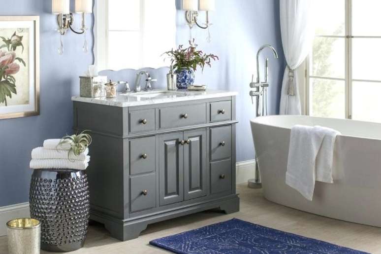 49- O tapete para banheiro no tom azul complementa a decora&ccedil;&atilde;o do ambiente sofisticado. Fonte: Pinstriping