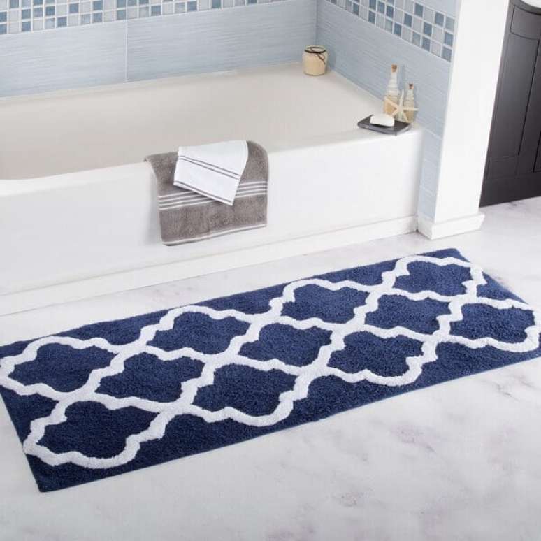 48- O tapete para banheiro retangular e comprido é do mesmo comprimento da banheira. Fonte: Decor Ideas and Tips