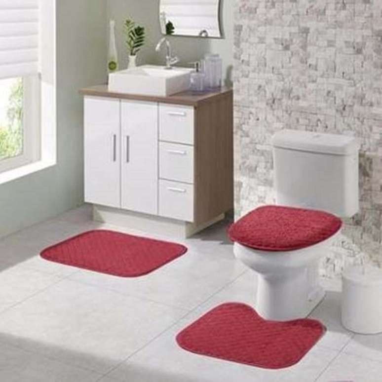 51- O tapete para banheiro na cor vermelha deixa o ambiente mais alegre e descontraído. Fonte: Ponto Frio