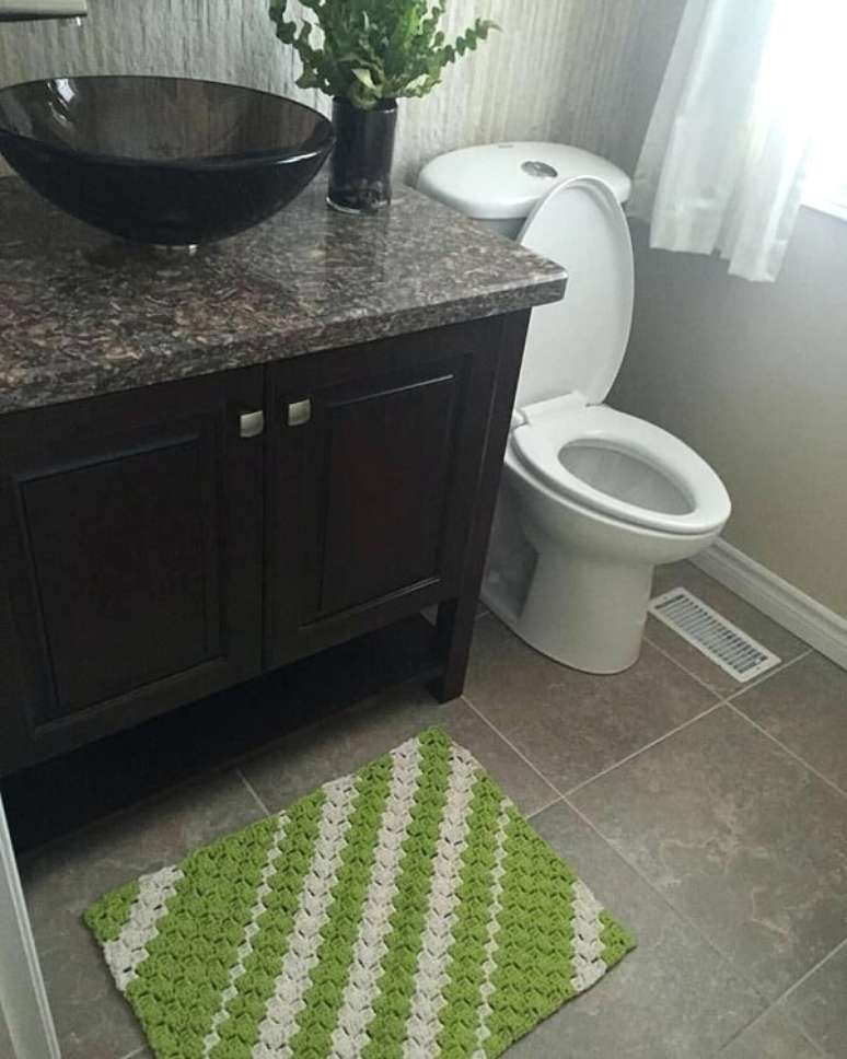 52- O tapete de crochê para banheiro é uma ótima opção para qualquer estilo de decoração. Fonte: Bathroom Ideas