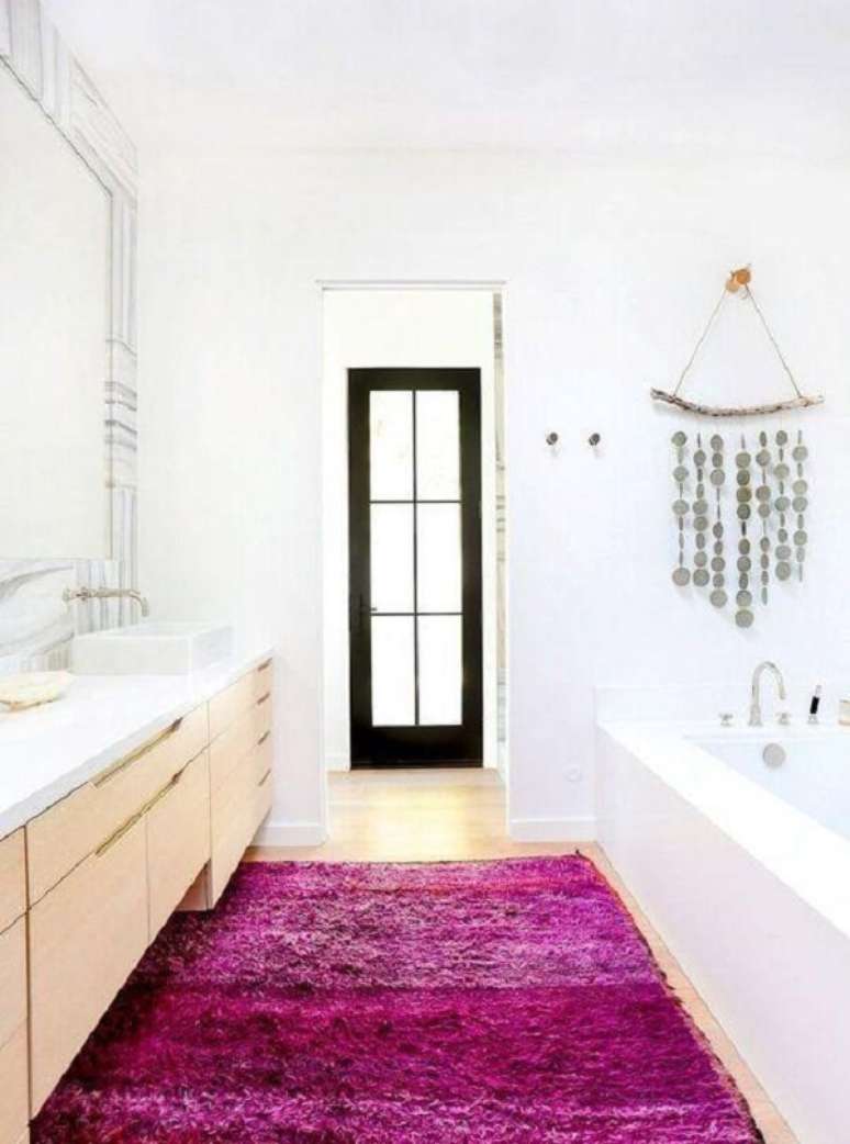 57- O grande tapete para banheiro na Pink realça o ambiente clean. Fonte: Pinterest