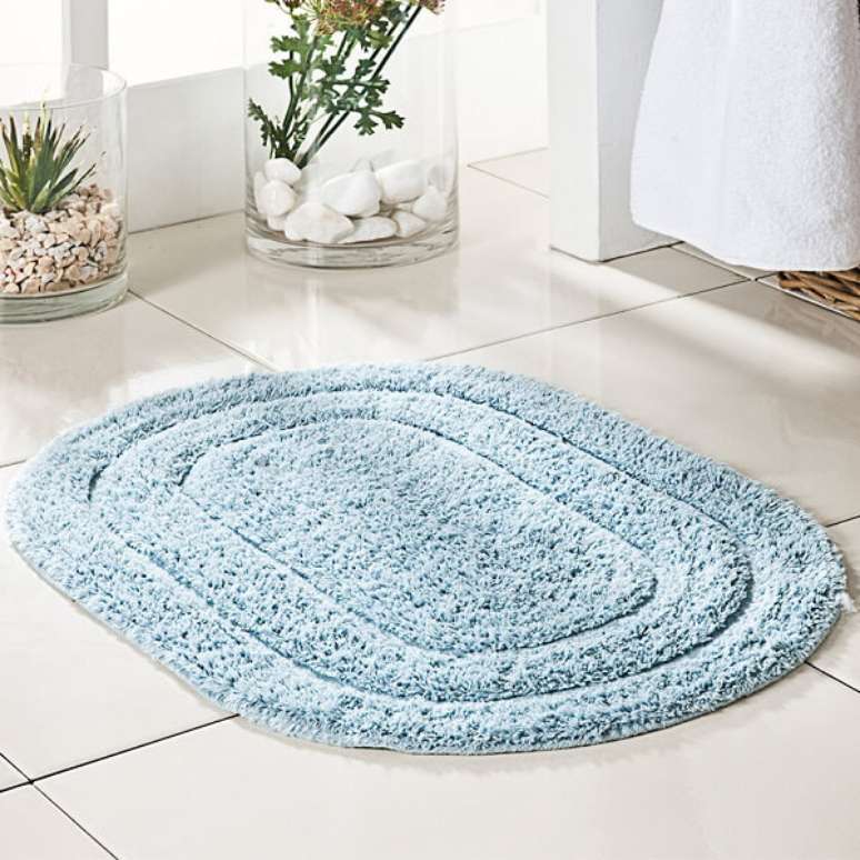 55- O tapete para banheiro oval é facilmente adaptado a todos os tamanhos de áreas. Fonte: Urbaville