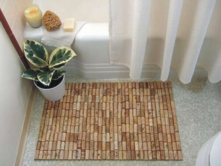 7- O tapete de banheiro feito de rolhas é ideal para uma decoração rústica e moderna. Fonte: Pinterest