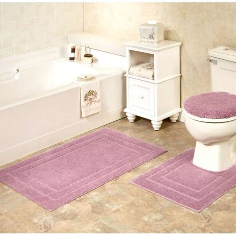 56- O tapete para banheiro na cor rosa é delicado e pode ser utilizado em ambientes retro. Fonte: kiwidistributing.info