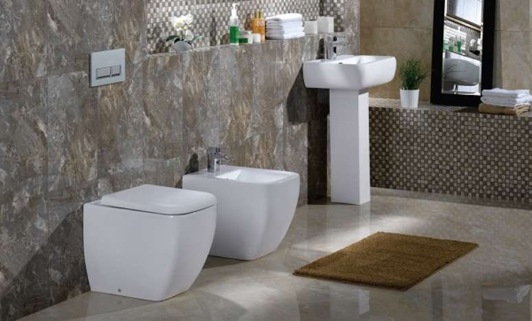61- A cor do tapete para banheiro combina com os revestimentos da parede. Fonte: House of Tiles