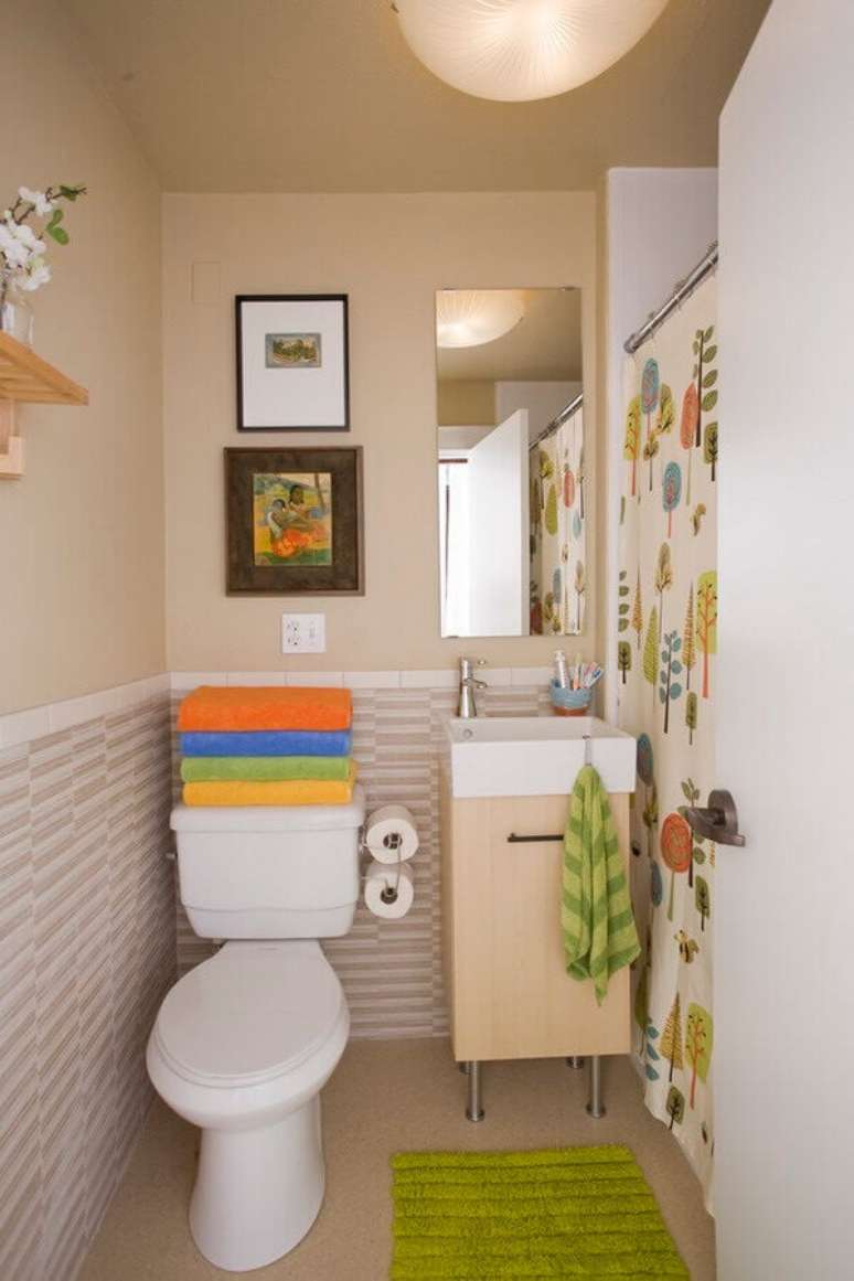 64- O tapete para banheiro verde limão combina com o ambiente moderno. Fonte: Hative
