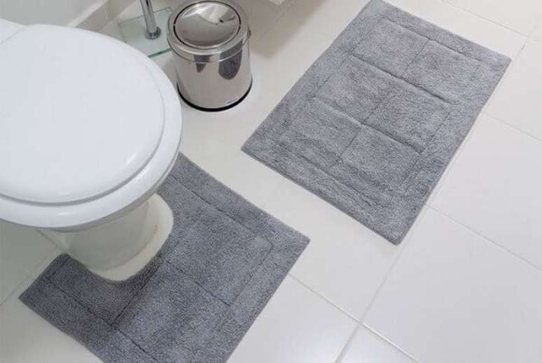 65- As cores neutras de tapete para banheiro combinam perfeitamente com todos os estilos de decora&ccedil;&atilde;o. Fonte: House of Tiles