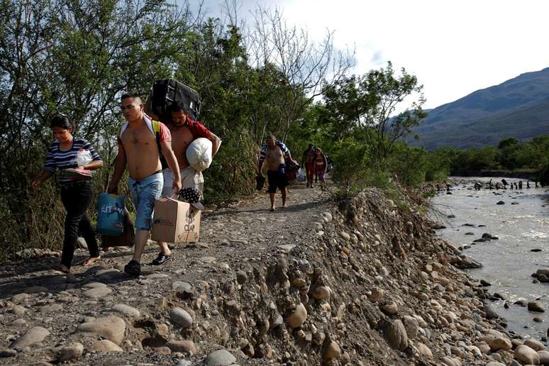 Venezuelanos atravessam fronteira da Venezuela com a Colômbia fugindo da crise no país