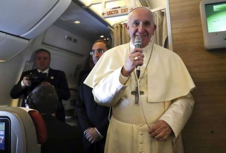 Papa Francisco concede entrevista durante volta para Roma