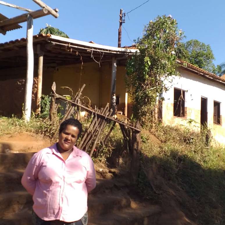 A casa de Paula Geralda foi invadida pela lama, mas continuou de pé. Cozinha e quintal foram destruídos e ela perdeu móveis e eletrodomésticos