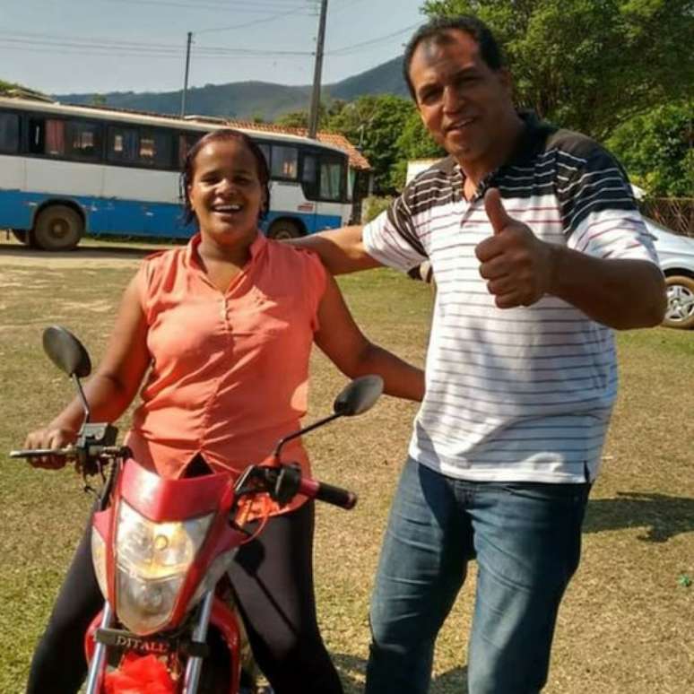 A bordo da moto 'Berenice', Paula buzinou e gritou a plenos pulmões para que todos corressem para cima do morro, para se proteger da avalanche de lama