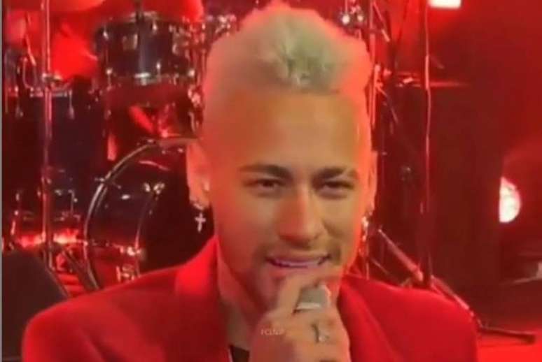 'Eu estou solteiro de novo', canta Neymar durante festa de aniversário de 27 anos.