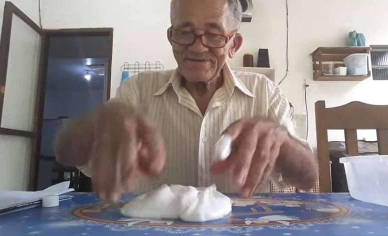 O idoso Nilson Izaias ensina a fazer slime durante vídeo no canal dele no Youtube.