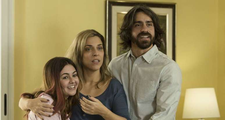 Klara Castanho interpreta Manuela ao lado dos atores Júlia Rabello e Felipe Abib.