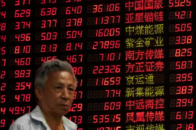 Investidor observa índices acionários em casa de corretagem em Xangai, na China 07/10/2018 REUTERS/Aly Song