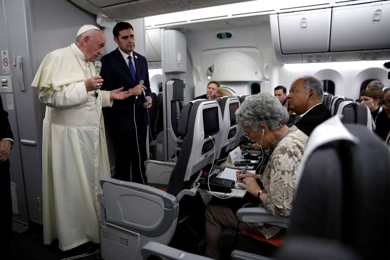 Papa Francisco dá entrevista coletiva no avião papal no mês passado
27/01/2019
Alessandra Tarantino/Pool via REUTERS