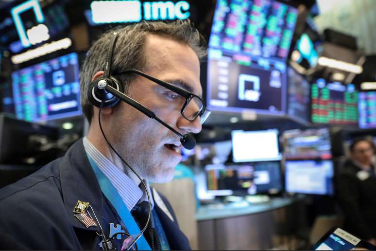 Operadores trabalham no pregão da Bolsa de Nova York. 1/2/ 2019. REUTERS/Brendan McDermid - 