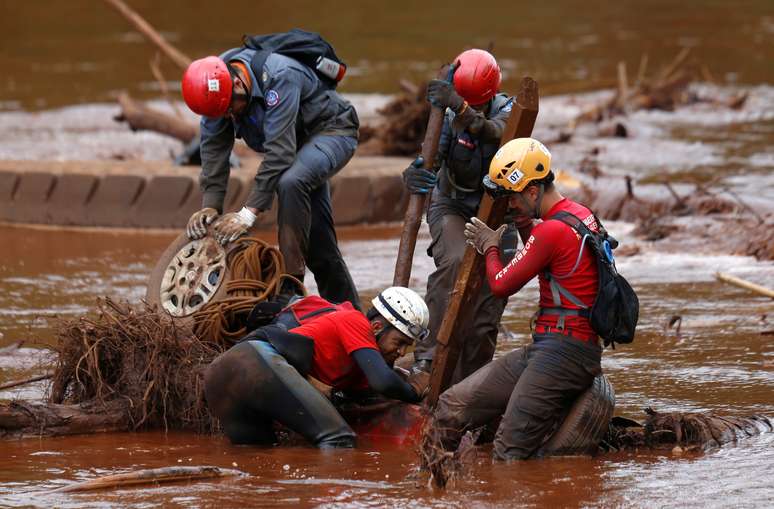 Equipes de resgate procuram vítimas do colapso da barragem da Vale, em Brumadinho. 5/2/2019. REUTERS/Adriano Machado -