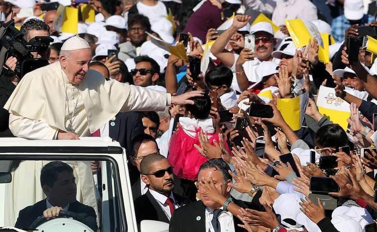 Papa Francisco na chegada para a missa no estádio da Cidade Esportiva de Zayed em Abu Dhabi, nos Emirados Árabes Unidos (05/02/2019)