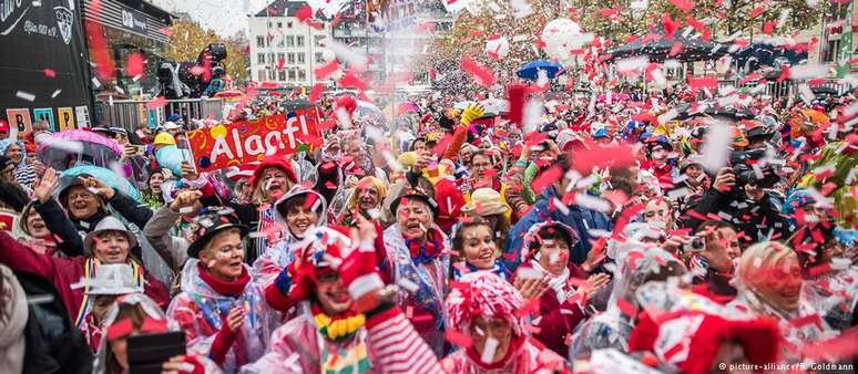 Foliões no célebre Carnaval de Colônia, no oeste da Alemanha