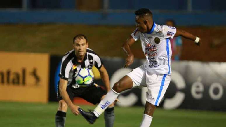 Vexame mais recente pertence ao Botafogo: eliminado pela Aparecidense em 2018 (Foto: Carlos Costa/Futura Press)