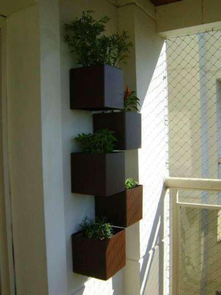 8. Alguns lugares vendem suportes próprios para fazer hortas verticais