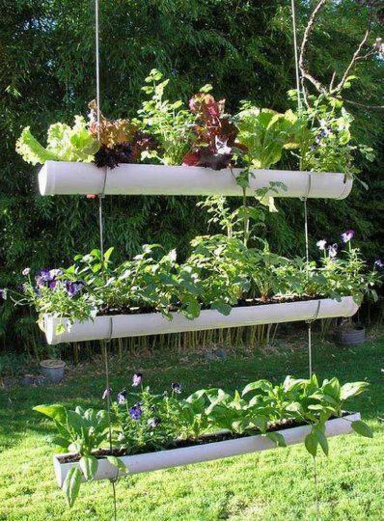 3. A horta vertical em canos de PVC suspensos é fácil de fazer e fica lindo na decoração