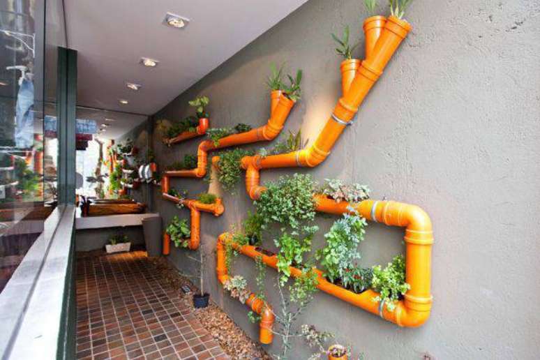 4. Corredor com horta vertical em canos de PVC pintados de laranja