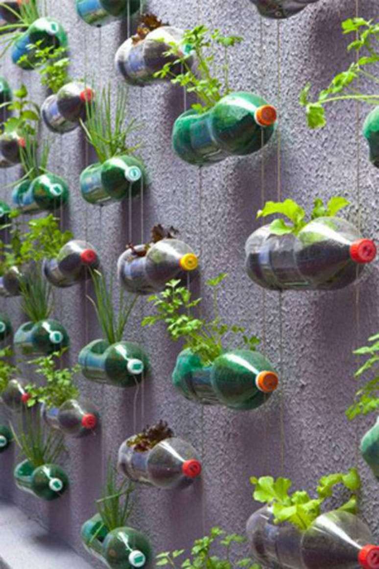 10. A horta vertical feita com garrafa PET é uma forma bem sustentável e barata de fazer a sua horta em casa