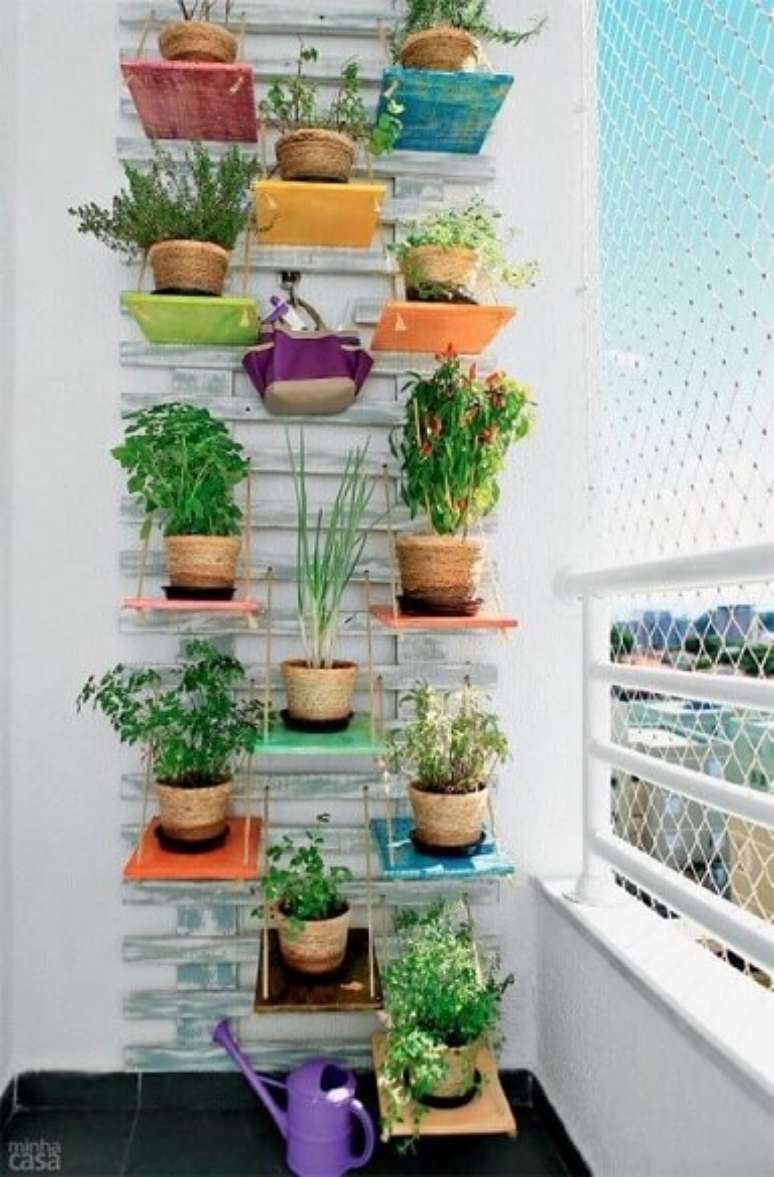 45. Horta vertical com prateleiras coloridas. Foto de Minha Casa