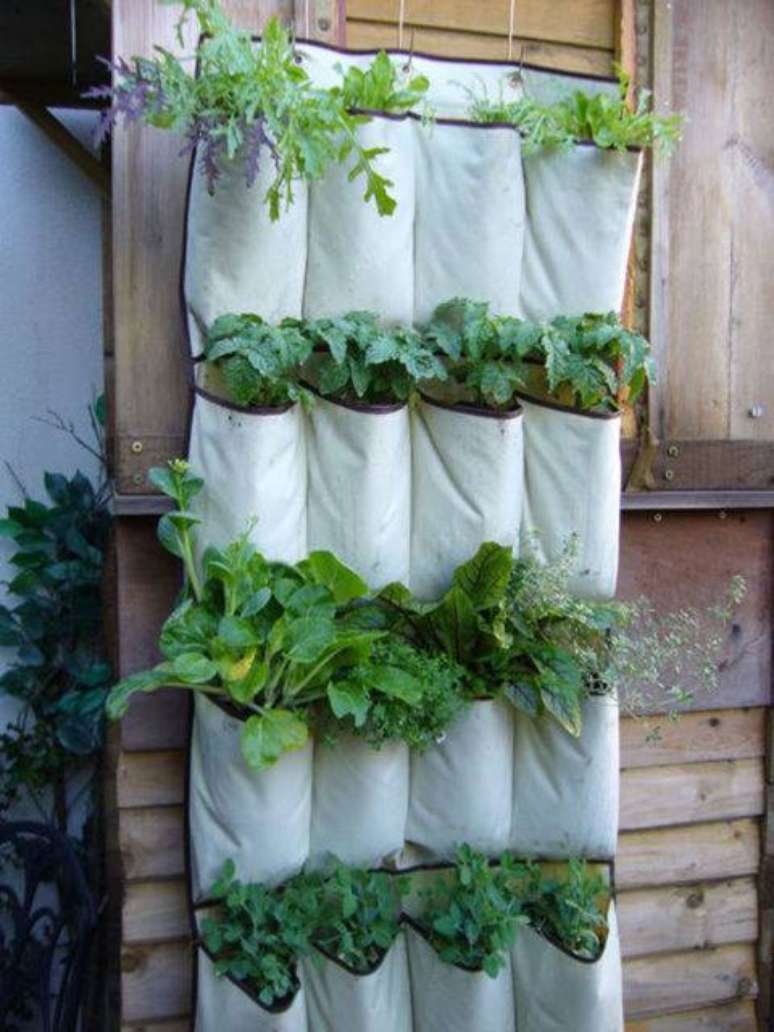 11. Horta vertical em “sacos” é um modelo super prático para se ter em casa