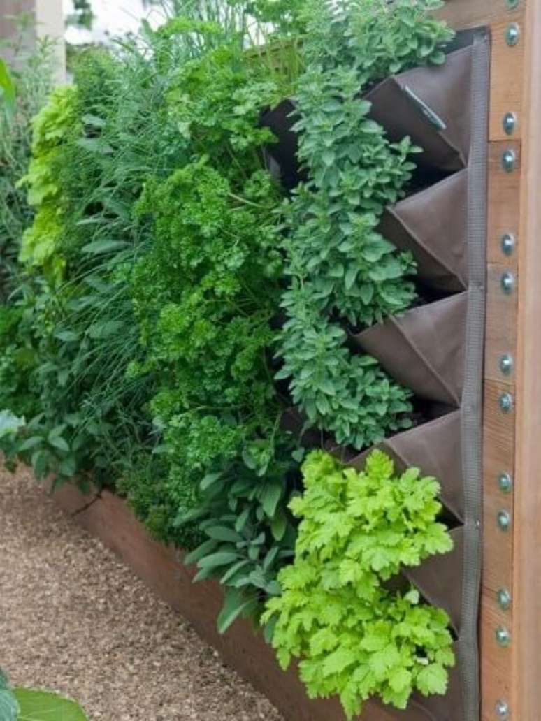 33. Horta vertical em estrutura com bolsos. Foto de Gardening Sustain