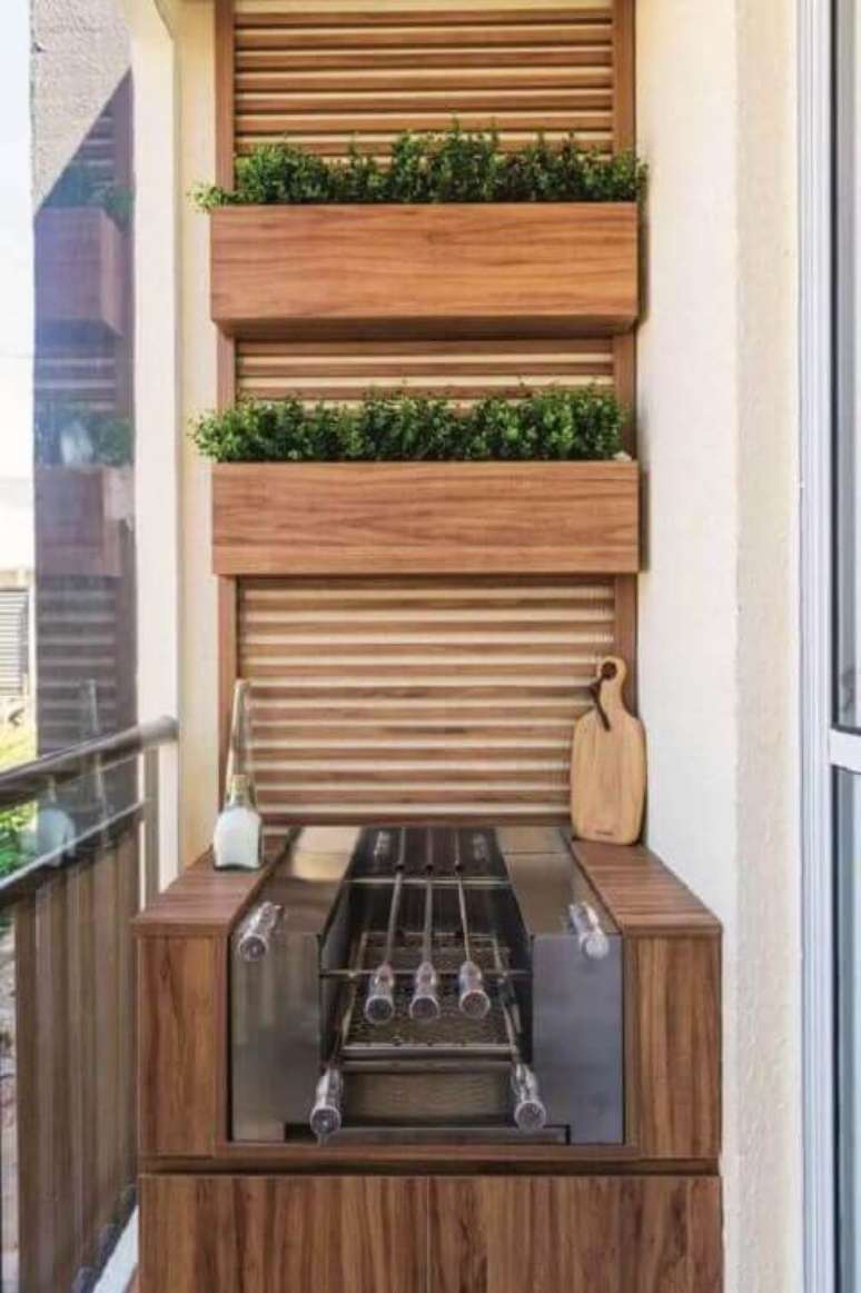 41. Varanda gourmet com horta vertical em estrutura de madeira sobre a churrasqueira. Foto de Roofing Brooklyn