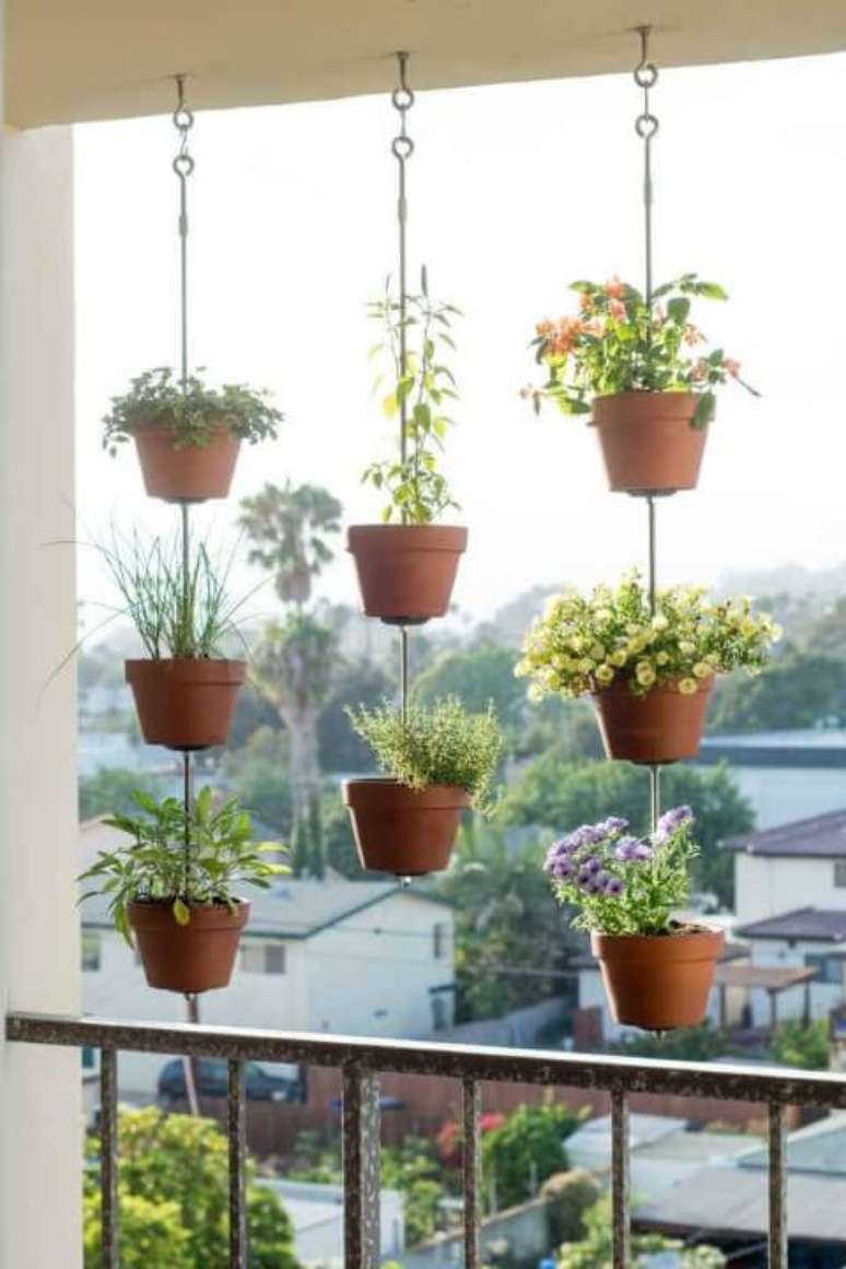 31. Horta vertical com vasos pendurados na varanda. Foto de Espaço Casa