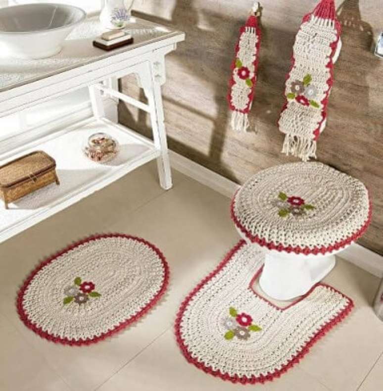 89. Jogo de banheiro com tapete de croch&ecirc; branco com bordinha vermelha