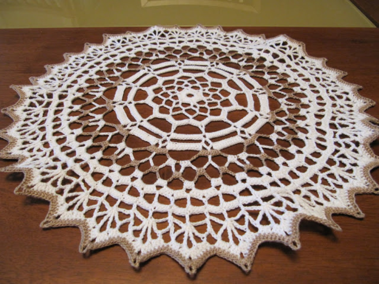 56. Tapete de croch&ecirc; de mandala banco e marrom