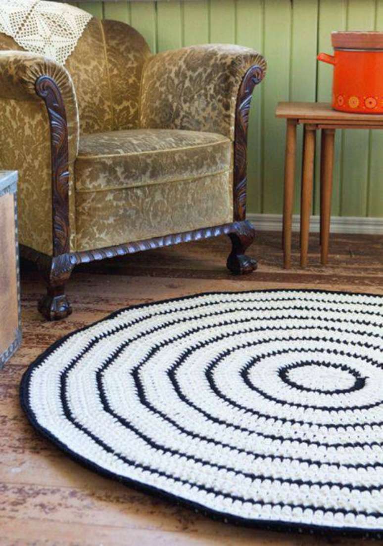 36. Tapete circular branco com linhas pretas na sala de estar