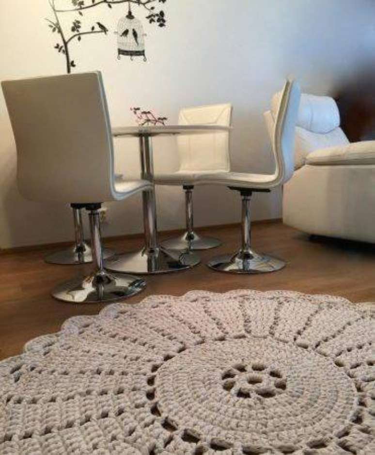 37. Tapete em barbante branco na sala de estar