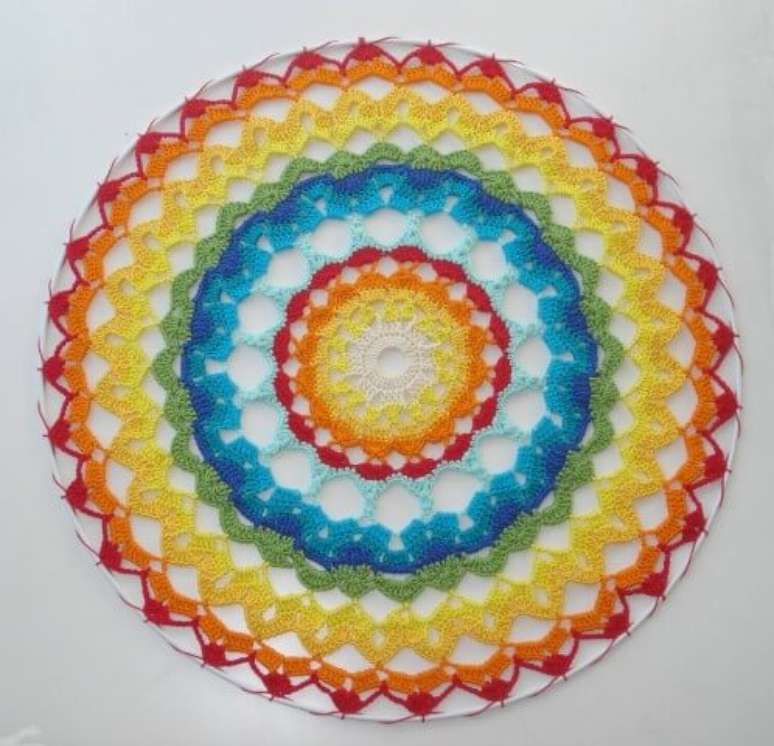 66. Tapete de barbante em forma de mandala colorida