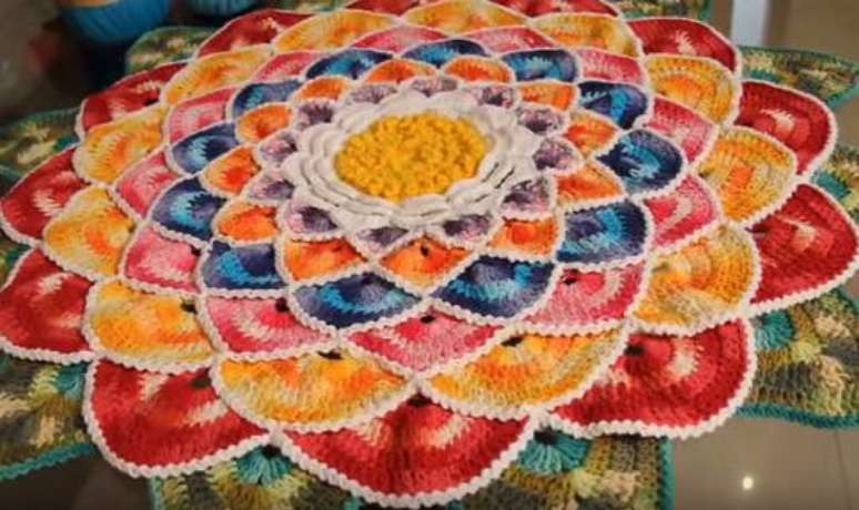 65. Tapete colorido de barbante em formato de mandala
