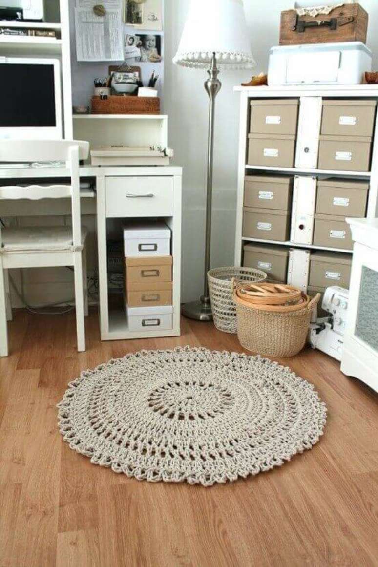 92. Tapetes de barbante no home office deixa o ambiente mais leve e calmo