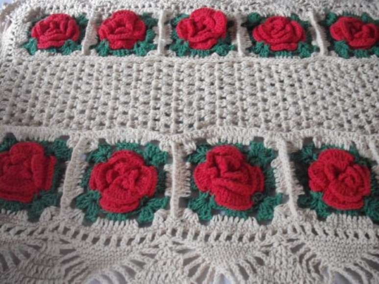 27. Flores vermelhas s&atilde;o o destaque do tapete branco