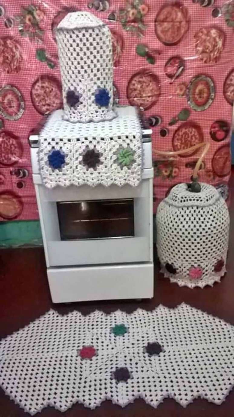 70. Os conjuntos para cozinha incluem tapetes de barbante, capa para eletrodom&eacute;sticos e pano de prato