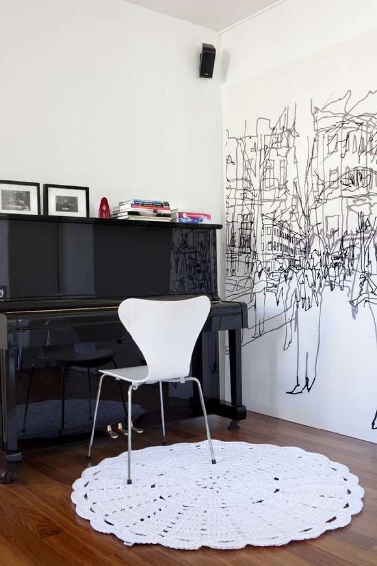 75. Tapetes de barbante combinam perfeitamente com m&oacute;veis cl&aacute;ssicos, como o piano