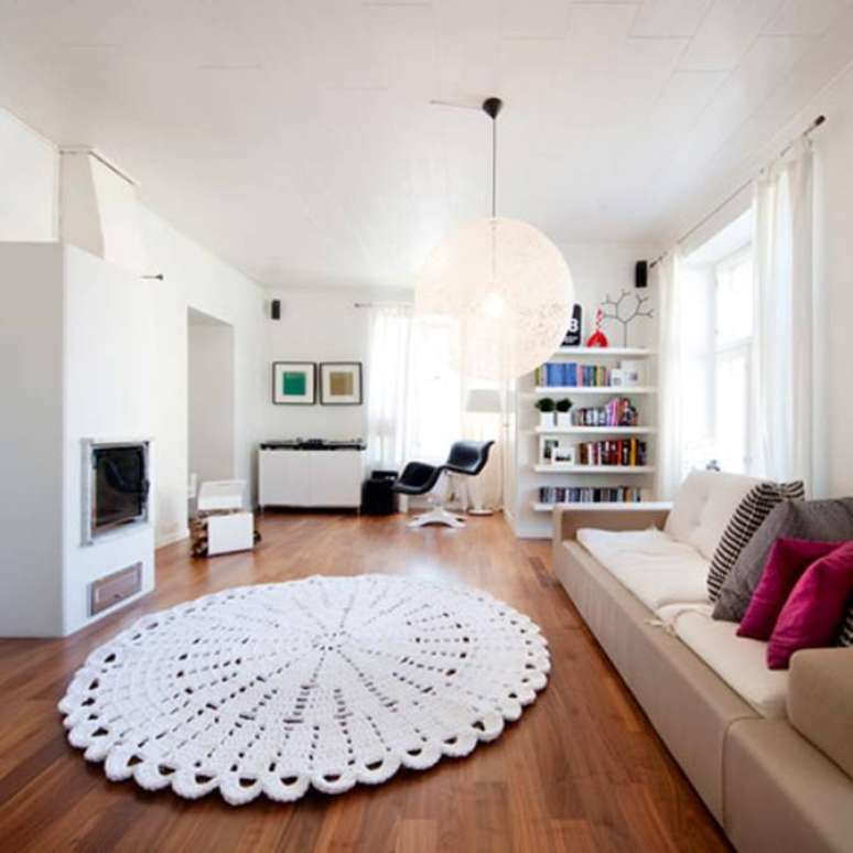 76. Tapetes de barbante, numa sala de estar espa&ccedil;osa, deixa o ambiente mais aconchegante