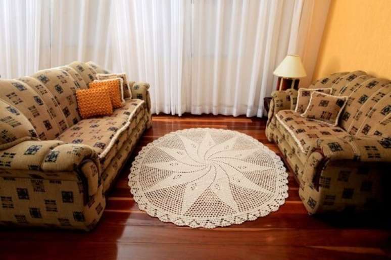 114. Os tapetes de barbante são ideais para sala de estar com piso em madeira. Fonte: ConstruindoDecor