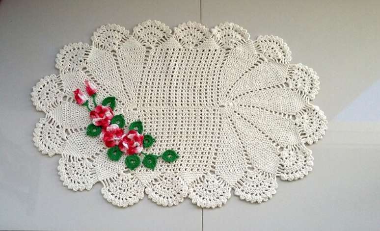 116. Os tapetes de croch&ecirc; ovais s&atilde;o pe&ccedil;as adequadas para banheiro. Fonte: Pinterest
