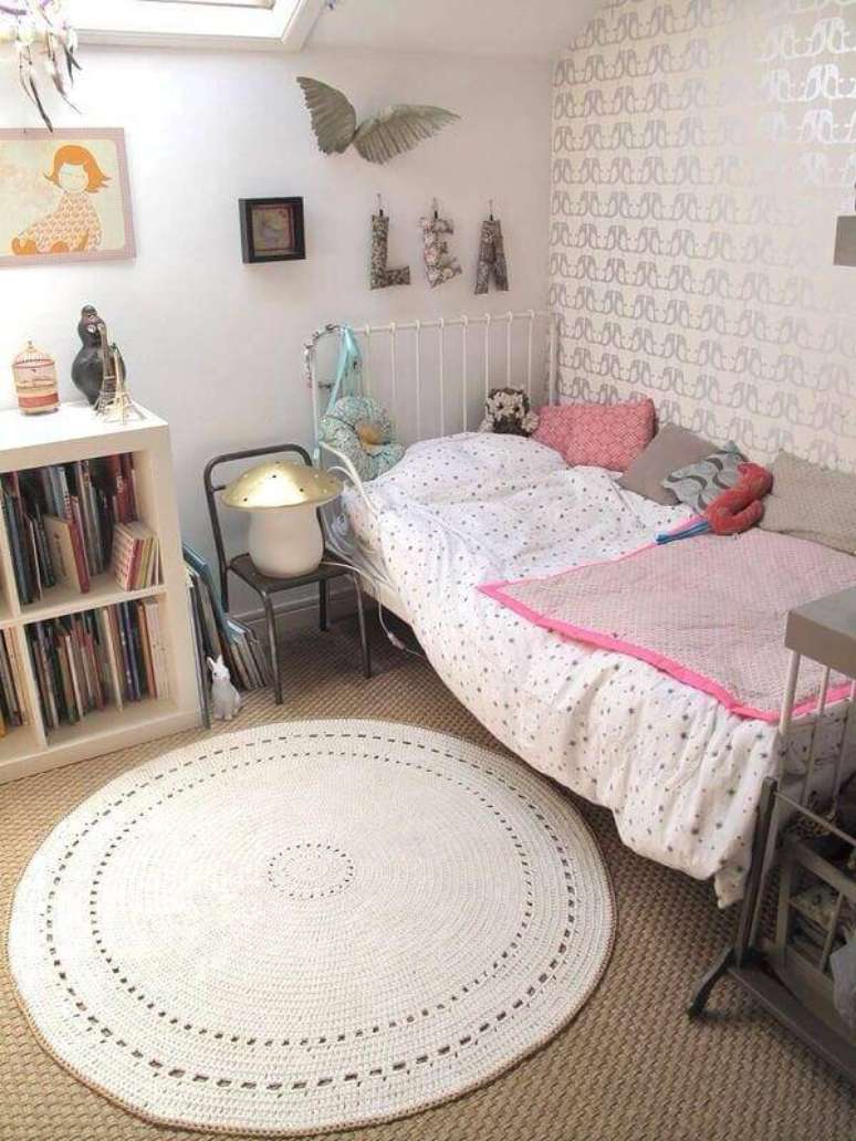 82. Tapete de barbante circular deixou o quarto feminino mais aconchegante