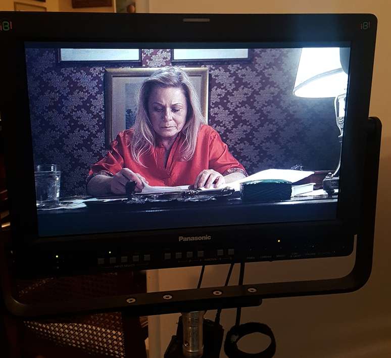 A atriz vista em um monitor no set de Quase Alguém: um drama sobre amor e desamor