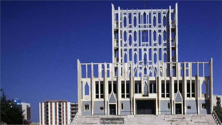 A idiossincrática catedral católica romana de Ponti em Taranto, na Itália, mostra sua exuberante visão do modernismo